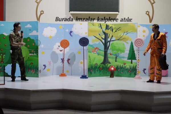 İzmit Belediyesi’nden Çocuk Hakları Gününe özel tiyatro İzmit Belediyesi Kadın ve Aile Hizmetleri Müdürlüğü tarafından Yunus Emre