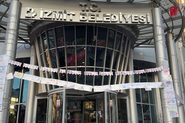 İzmit Belediyesi tarafından , Çınar Çocuk Evleri öğrencilerinin 20 Kasım