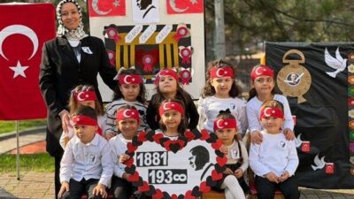 Okul Öncesi Öğretmeni Perihan Özbek rehberliğinde düzenlenen programda, minik öğrenciler