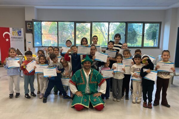Karacabey Belediyesi’nden çocuklara ara tatil etkinliği Etkinlik kapsamında çocuklar, Hacivat eşliğinde boyama çalışmaları gerçekleştirdi. Konuyla ilgili