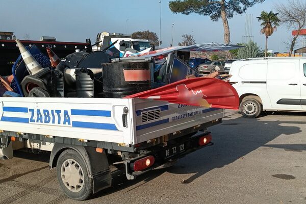 Yürütülen uygulama kapsamında, kaldırım üzerinde yaya ve araç trafiğini engelleyen