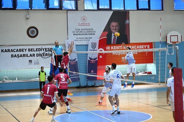 Karacabey Atatürk Spor Salonu’nda oynanan karşılaşmayı Belediye Başkan Yardımcısı İlyas
