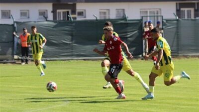 Karşılaşmanın ilk yarısında oyunun kontrolünü eline alan kırmızı-siyahlı ekip, müsabakanın