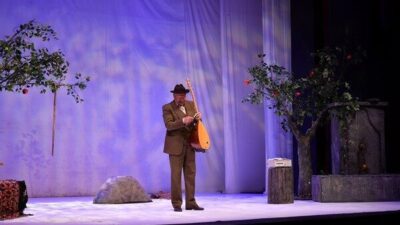 Ankara Devlet Tiyatrosu'nun sahnelediği Türk halk ozanı Aşık Veysel’in hayatını