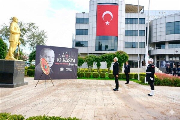 10 Kasım Atatürk’ü Anma Töreni, Kepez Belediyesi hizmet binası önünde