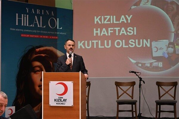 Kocaeli Valisi Aktaş, Kızılay Haftası programına katıldı Tanıtım filminin izlenmesi ve Kur’an-ı Kerim tilaveti ile başlayan program;
