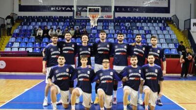 Mücadele, Dumlupınar Spor Salonu’nda oynandı. Kütahya Belediye Başkanı Eyüp Kahveci,