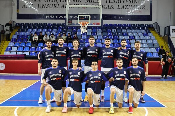 Mücadele, Dumlupınar Spor Salonu’nda oynandı. Kütahya Belediye Başkanı Eyüp Kahveci,