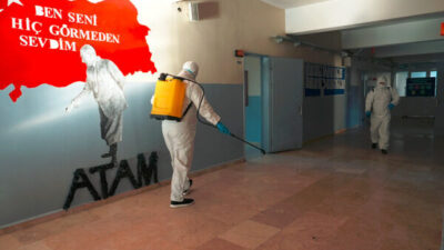 Maltepe Belediyesi Veteriner İşleri Müdürlüğü’ne bağlı ekipler, öğrencilerin daha temiz