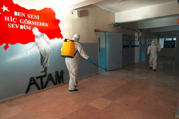 Maltepe Belediyesi Veteriner İşleri Müdürlüğü’ne bağlı ekipler, öğrencilerin daha temiz