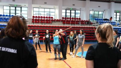 Program kapsamında eğitimlerini başarıyla tamamlayan kadınlara katılım ve teşekkür belgeleri