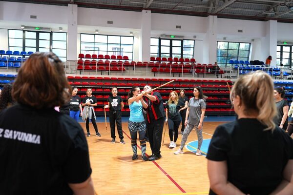 Maltepe’de öz savunma eğitiminde son eğitim seansı tamamlandı Program kapsamında eğitimlerini başarıyla tamamlayan kadınlara katılım ve teşekkür belgeleri