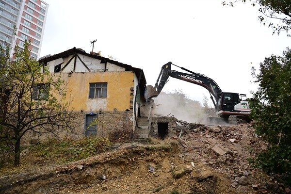 Fahri Korutürk Mahallesi Neşet Ertaş Caddesi üzerinde bulunan ve çevre