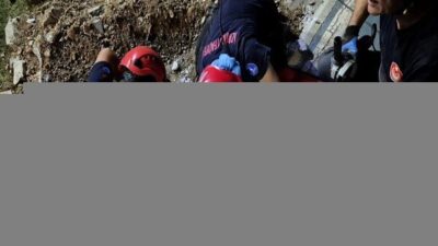 Konak İskelesi önünde yağmur suyu kanalı içinde sıkışan bir köpeğin