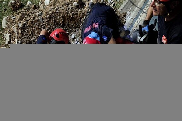 Konak İskelesi önünde yağmur suyu kanalı içinde sıkışan bir köpeğin