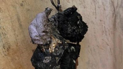 50'li yaşlardaki erkek, Perşembe sabahı Qantas Business Bekleme Salonu'ndaydı. Aşırı