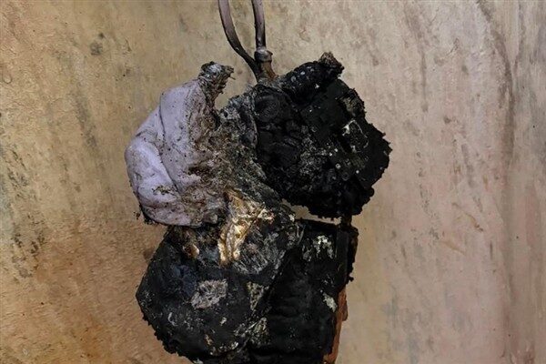 50'li yaşlardaki erkek, Perşembe sabahı Qantas Business Bekleme Salonu'ndaydı. Aşırı