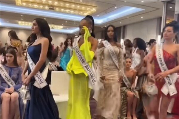 Yarışma öncesi düzenlenen bir törende, Miss Universe Tayland direktörü Nawat