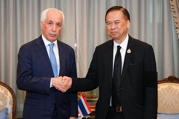 Katar Dışişleri Bakanı  Muraikhi, Tayland Dışişleri Bakan Yardımcısı Isarabhakdi ile