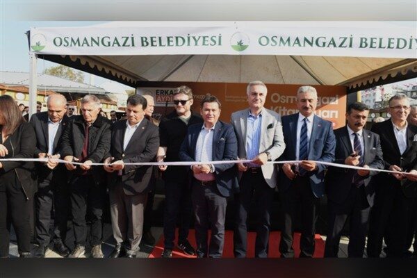 "Edebiyatın Kalbi, Osmangazi" sloganıyla Osmangazi Meydanı’nda kapılarını açan fuar 1-9