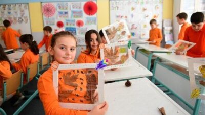 Gündoğdu İlkokulu’nun bahçesinden topladıkları farklı ağaç yapraklarıyla bir çerçeve içerisinde