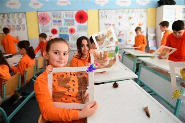 Gündoğdu İlkokulu’nun bahçesinden topladıkları farklı ağaç yapraklarıyla bir çerçeve içerisinde