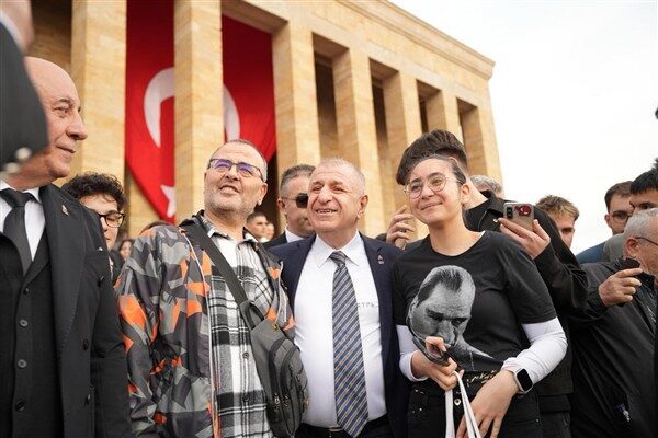 Zafer Partisi Genel Başkanı Özdağ, genel başkan yardımcıları, genel idare