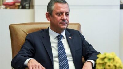 CHP Genel Başkanı Özel, 47. İstanbul Maratonu sonunda düzenlenen ödül