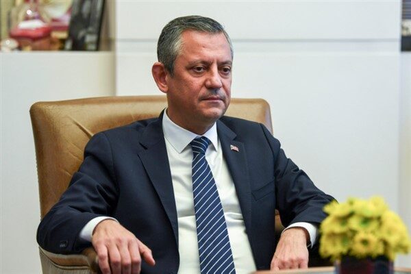 CHP Genel Başkanı Özel, 47. İstanbul Maratonu sonunda düzenlenen ödül