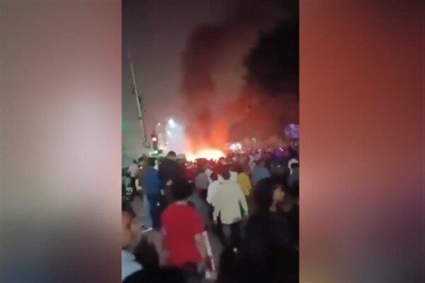 Pazartesi akşamı Delhi'nşn simgesi Kızıl Kale yakınında bir aracın patlaması