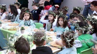 Şenlik boyunca öğrenciler, zeytinciliğin her aşamasını deneyimleyerek hem eğlendi hem