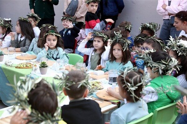 Şenlik boyunca öğrenciler, zeytinciliğin her aşamasını deneyimleyerek hem eğlendi hem