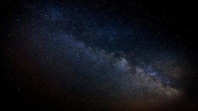 Bu gözlemlerin yeni modellemesi, bilim insanlarının kara deliklerin bu parlamaları