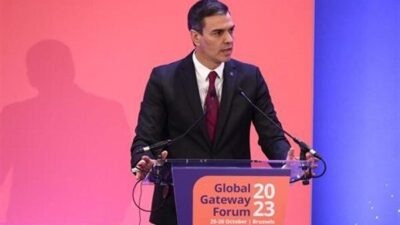 Sanchez, yaptığı açıklamada hükümetin çocuk ve gençleri dijital dünyanın olumsuz