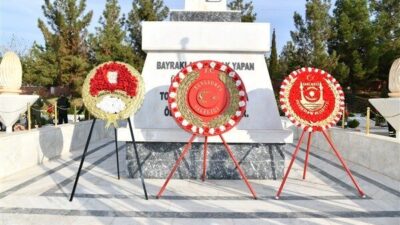 Osmanbey Şehitliği’nde düzenlenen törende, Şanlıurfa Valiliği, Garnizon Komutanlığı ve Büyükşehir