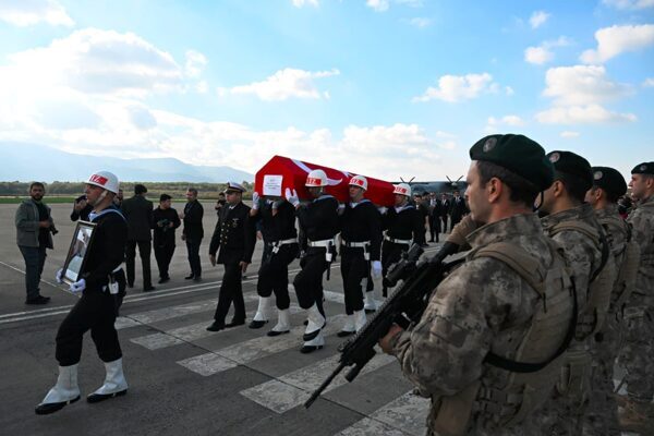Şehit Hava Astsubay Başçavuş Karakuş’un naaşı, Kocaeli’nde törenle karşılandı Azerbaycan’dan Türkiye'ye dönmek üzere havalanan C–130 kargo uçağının Gürcistan’da düşmesi
