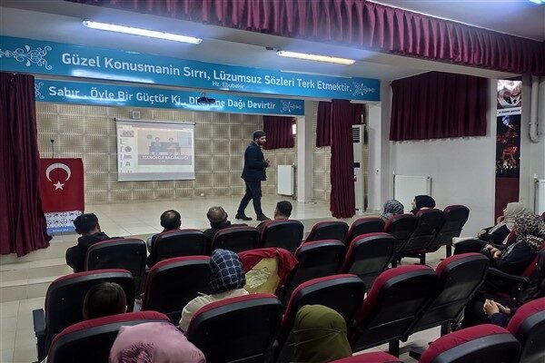 Gerçekleştirilen eğitimde, teknolojinin bilinçli ve dengeli kullanımı, dijital bağımlılığın bireyler