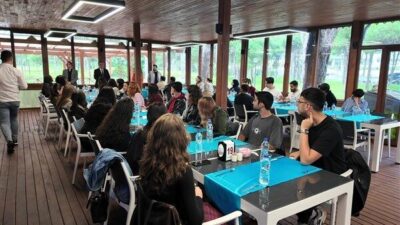 Belediyenin sosyal tesislerinde düzenlenen kahvaltı programında öğrenciler bir araya gelerek