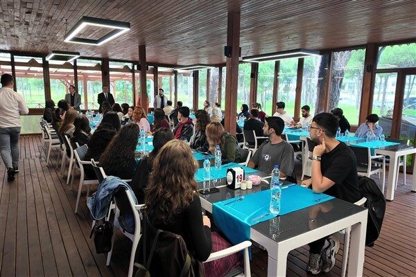 Belediyenin sosyal tesislerinde düzenlenen kahvaltı programında öğrenciler bir araya gelerek