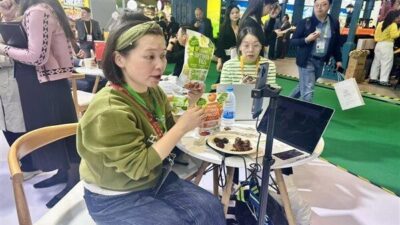 CGTN Muhabiri Berna Yang'ın haberine göre Shanghai'da düzenlenen 8. Çin