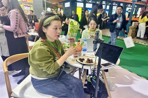 CGTN Muhabiri Berna Yang'ın haberine göre Shanghai'da düzenlenen 8. Çin