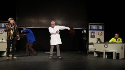 Etimesgut Belediyesi Emekli Tiyatrosu tarafından gerçekleştirilen oyun, 12 yaş ve