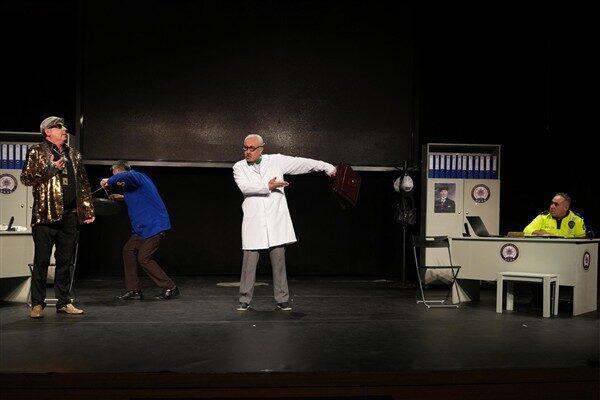 Etimesgut Belediyesi Emekli Tiyatrosu tarafından gerçekleştirilen oyun, 12 yaş ve