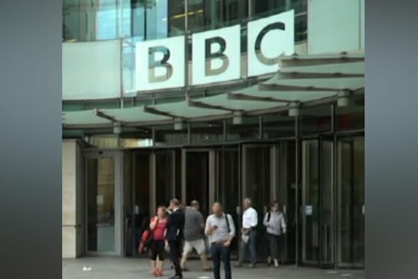 Kurum içinde şok etkisi yaratan bir açıklamada Davie, istifasının "tamamen