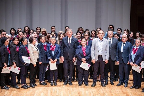 İzmir Büyükşehir Belediyesi, toplumsal cinsiyet eşitliğini desteklemek ve toplu ulaşım