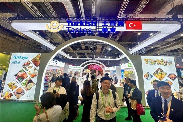 CGTN Muhabiri Berna Yang'ın haberine göre İthalat Fuarı salonlarında kumda