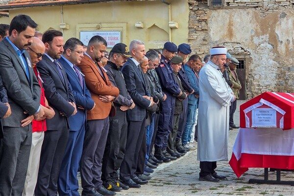 Karaman’ın Kazımkarabekir ilçesi Büyük Camii’nde öğle namazına müteakip kılınan cenaze