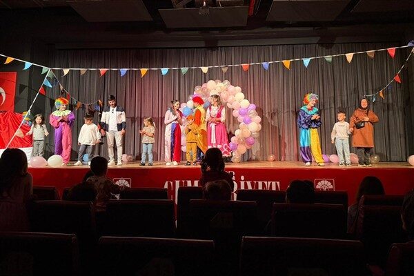 Lösemili Çocuklar Haftası dolayısıyla “Palyaçolar” isimli müzikli çocuk oyunu sahnelendi.