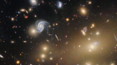 Yaklaşık bir asır önce, bilim insanları, karanlık madde adını verdikleri