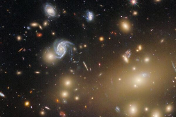 Yaklaşık bir asır önce, bilim insanları, karanlık madde adını verdikleri